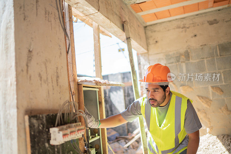 电工在建筑工地分析电线