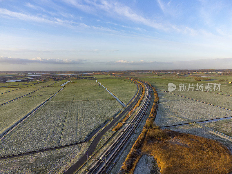 Hanzelijn铁路轨道穿过乡村景观在春天