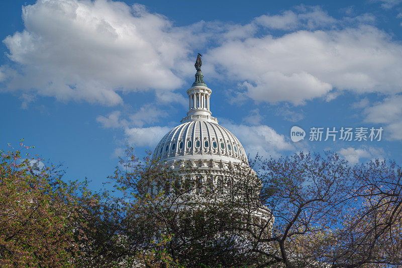 特写的美国国会大厦圆顶和天空与浮云，华盛顿特区，美国。