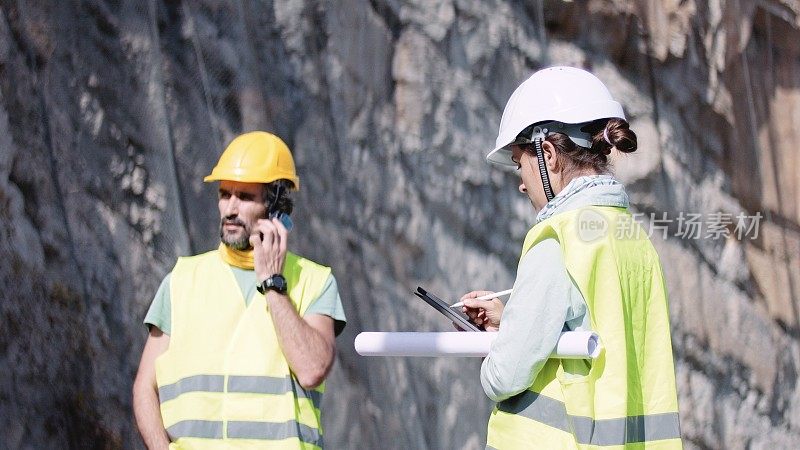 道路建设工程师工作。修建新的公路。