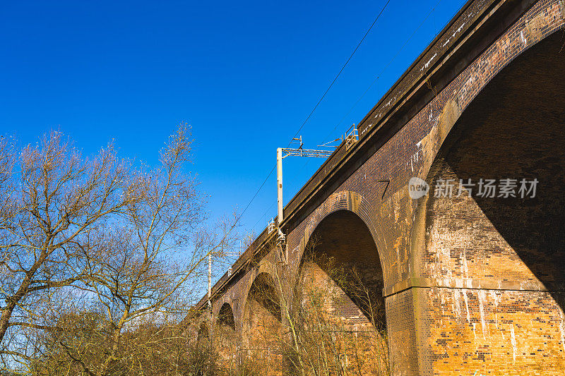 红砖铁路高架桥在ribble山谷。英国铁路