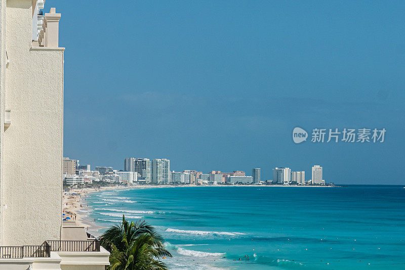 海岸线的坎昆，墨西哥酒店区在日出