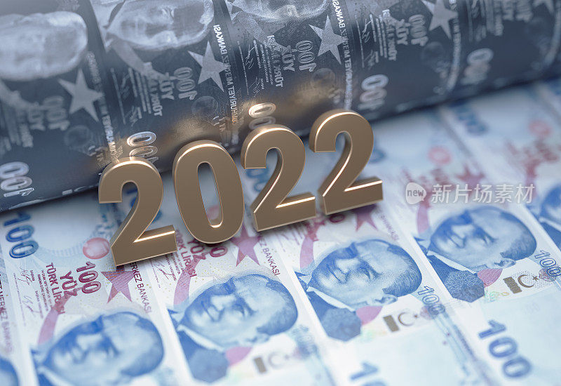 黄金2022年坐在土耳其里拉钞票-印钞和通货膨胀的概念
