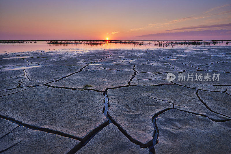 日落时瓦登海的潮滩