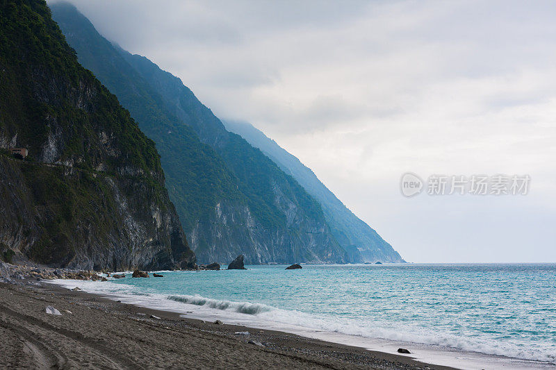 台湾花莲美丽的悬崖，海与山在哪里相遇