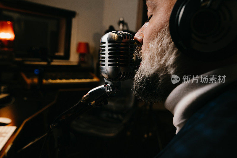 在一个专业的录音室里，一个男人正在讲播客