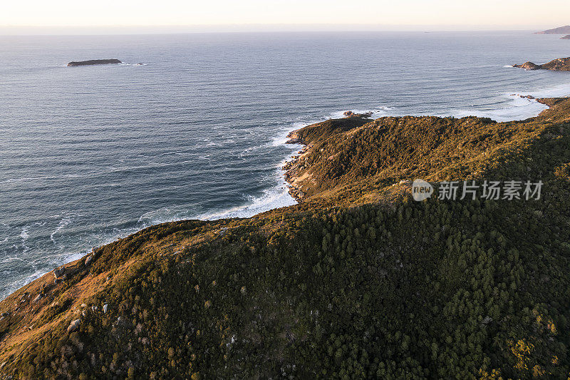 黎明降临在山海之中