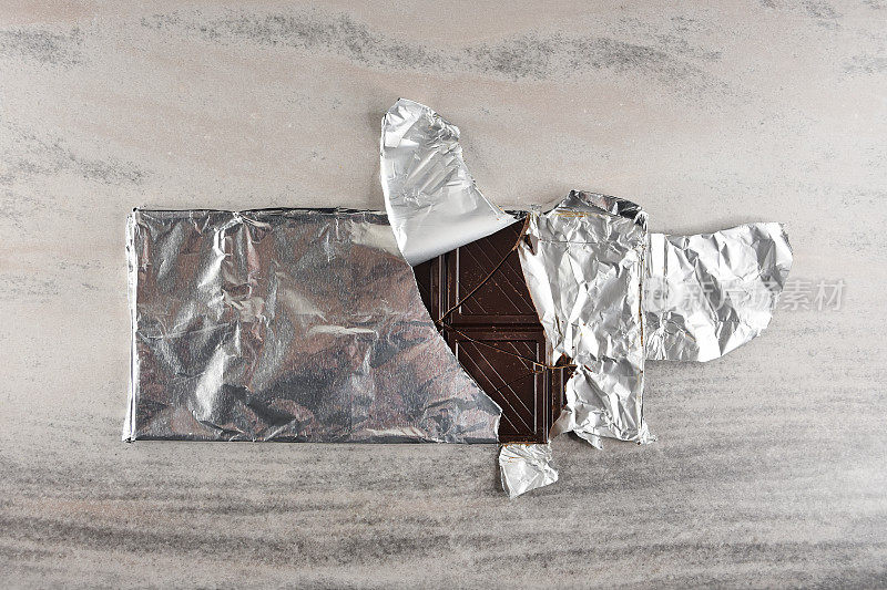 用铝箔纸包装的巧克力块