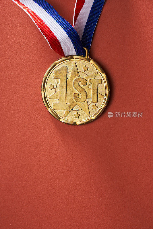 红色背景上的金色奖章