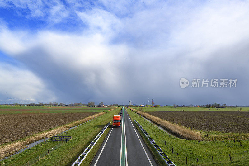 荷兰Overijssel的N50高速公路上的交通在春季