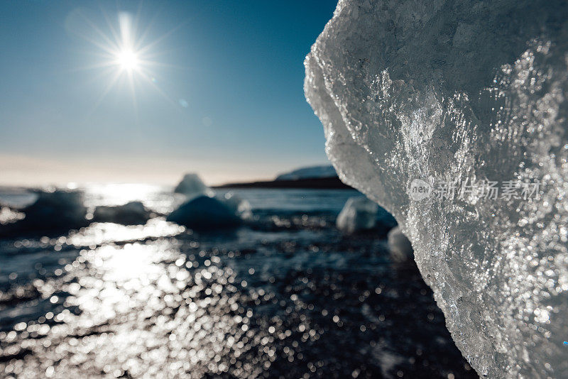 黑色海滩的冰山Jökulsarlon冰岛泻湖