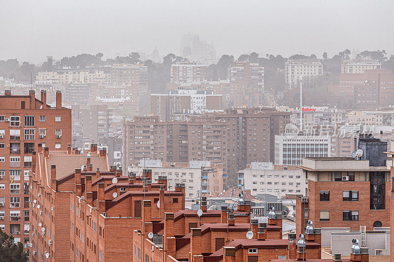 马德里的住宅建筑受到大气污染和沙尘的影响