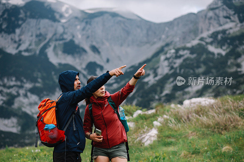 一群人在山脊上徒步旅行