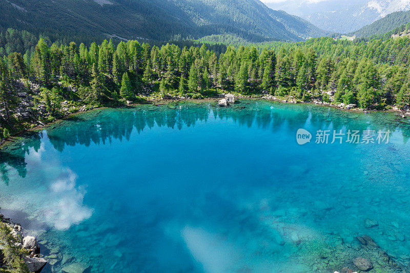 瑞士高山湖泊的无人机视图