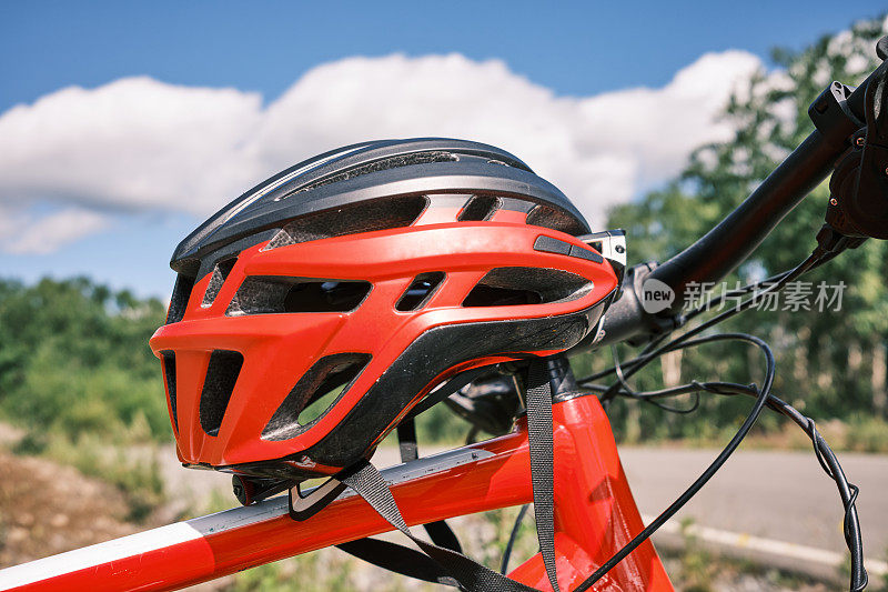 自行车框架上的自行车头盔
