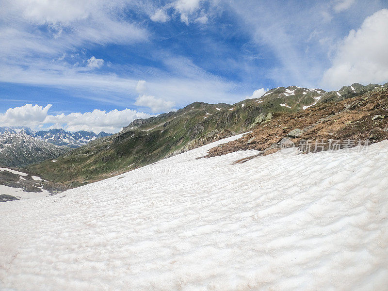夏天的瑞士阿尔卑斯山，一片片的雪