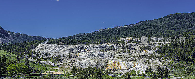 猛犸温泉是怀俄明州黄石国家公园石灰华上的一个大型温泉综合体。
