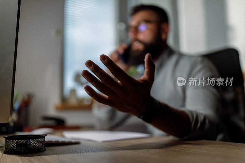 商人在电话会议上向业务伙伴解释他的项目策略时做手势