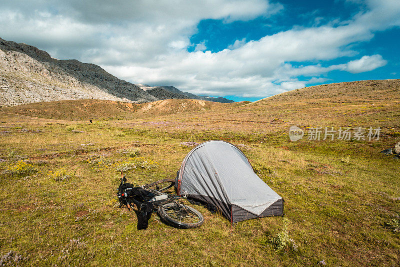 帐篷、露营、自行车在高海拔山区草甸