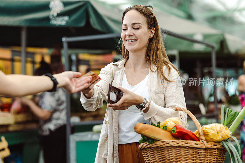 在农贸市场买新鲜蔬菜