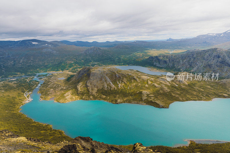 在挪威约顿海门国家公园，山脊和水晶蓝色的冰川湖的戏剧性景色