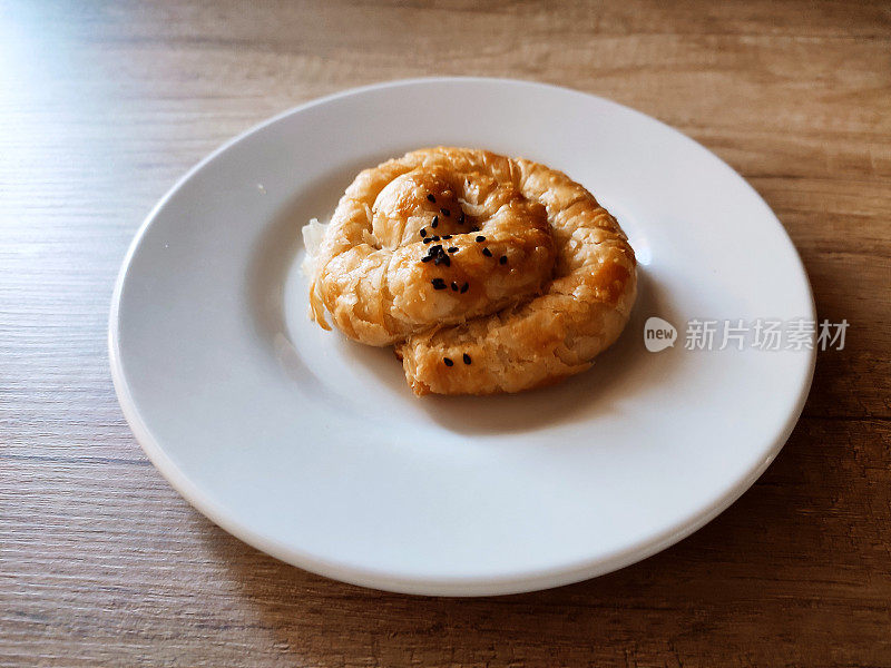 传统的土耳其奶酪填充borek在伊斯坦布尔烤火鸡