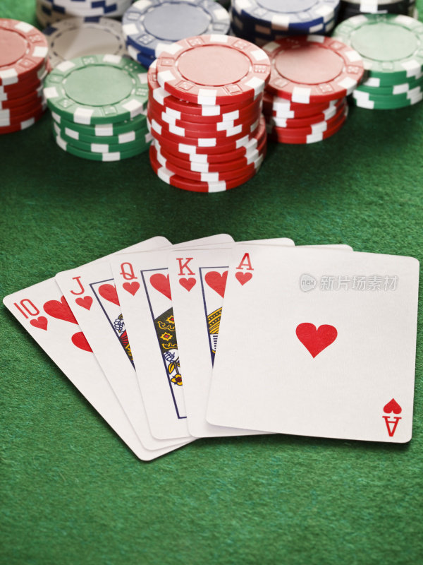 扑克，皇家同花顺和赌博筹码。