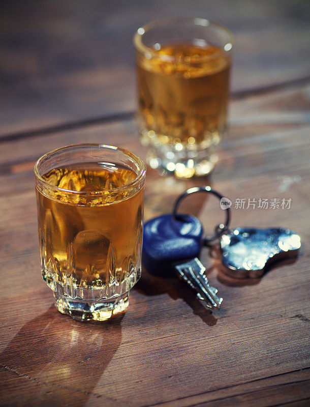 车钥匙和一杯威士忌