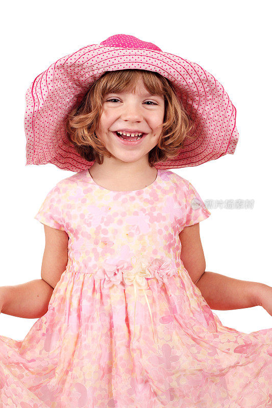 快乐的小女孩戴着大帽子摆姿势