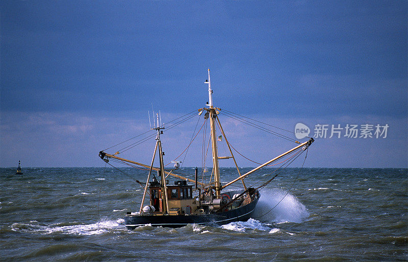 渔船在波涛汹涌的海面上