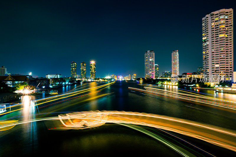 夜间曼谷河的城市景观