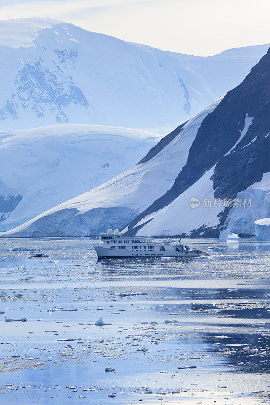 南极勒麦尔海峡山与船