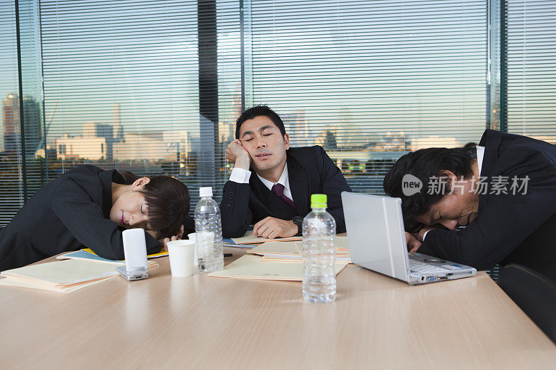 劳累和疲惫的日本办公室工作人员在商务会议