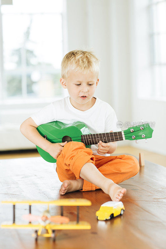 学龄前儿童玩吉他