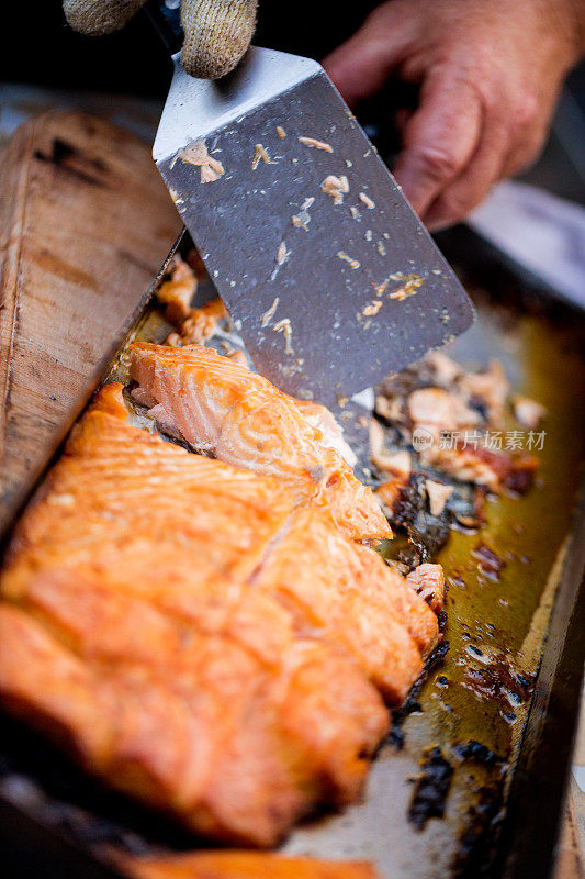新鲜的烤鲑鱼用铲子上桌