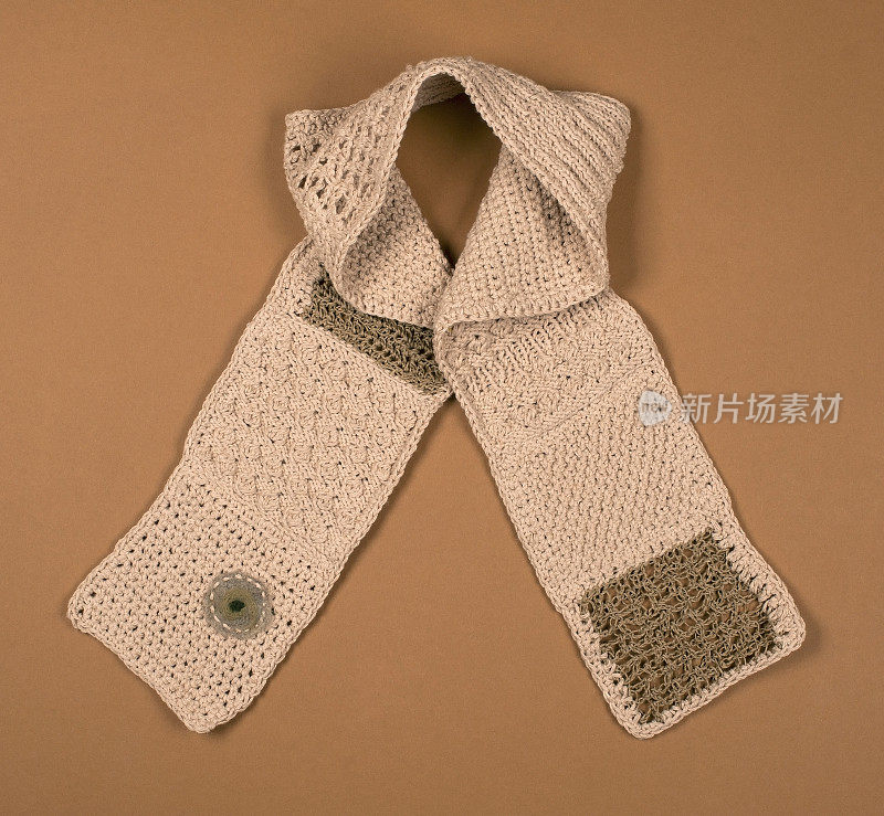 米色针织和钩针棉围巾