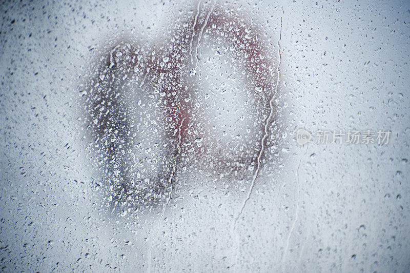 窗户上的雨点与无限符号救生圈