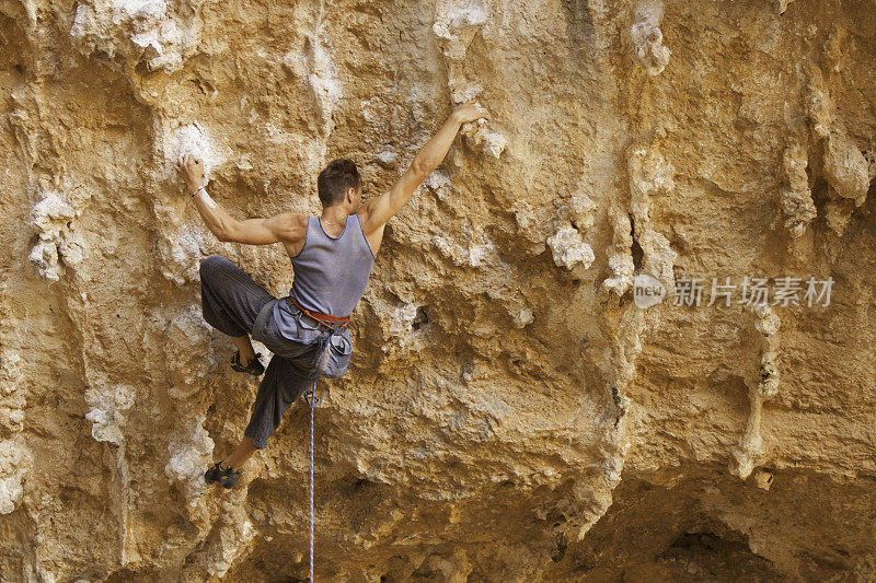 男人rockclimbing