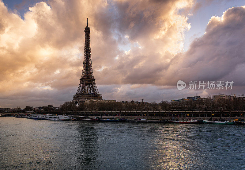 巴黎，埃菲尔铁塔和塞纳河上的日出