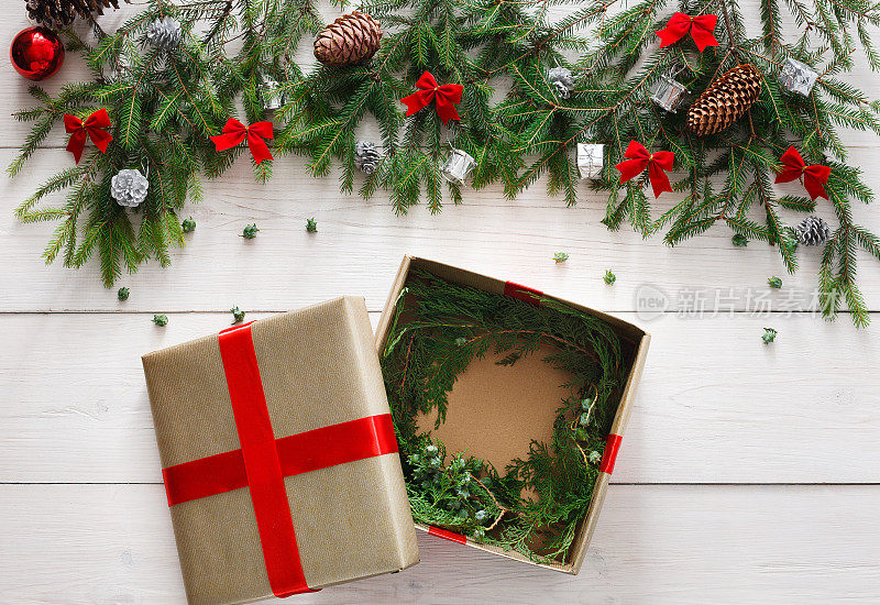 圣诞礼物和装饰品的白色木材背景