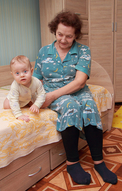 奶奶和她的孙子在床上
