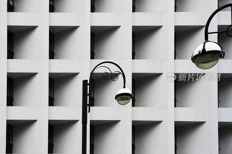 街灯对抗现代抽象城市建筑。详细的几何黑