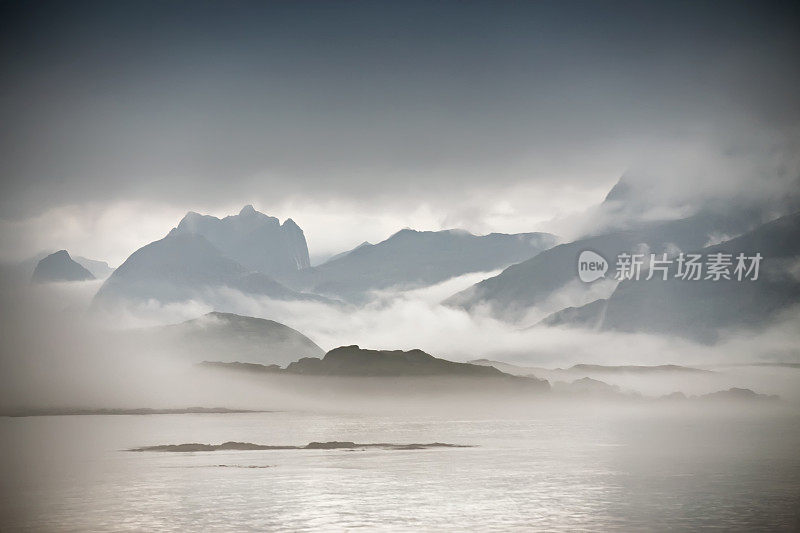 挪威海岸。云的雾。多云的北欧的一天。