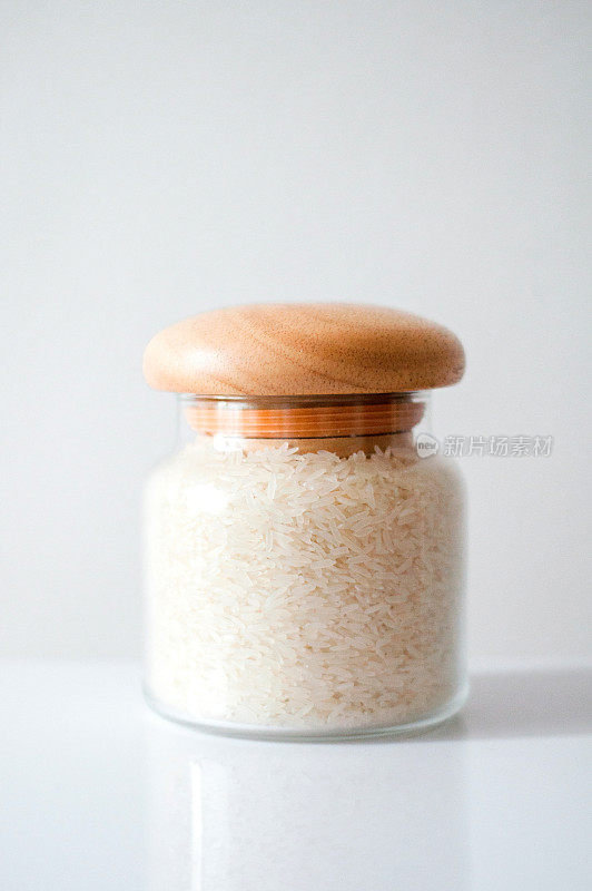 厨房桌上的有机大米