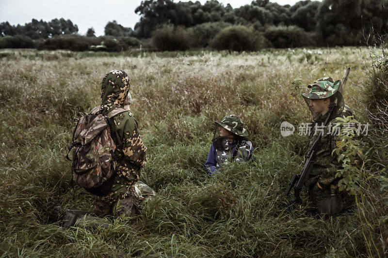 一群猎人在乡村田野打猎的场景