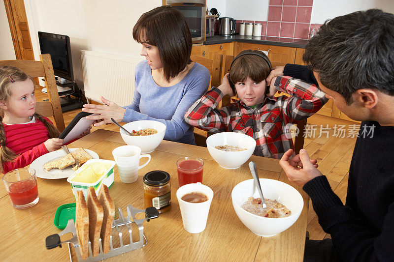 父母在吃早餐时拿走孩子的电子产品