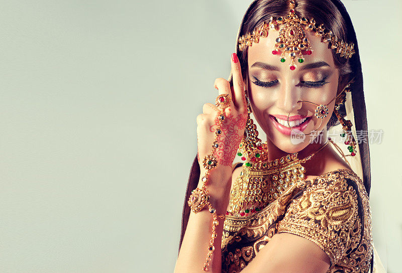 年轻迷人的模特穿着时髦，gildet，印度服装和昆丹风格的珠宝。