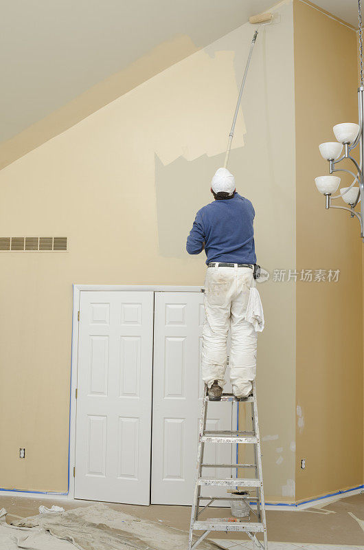 专业房屋油漆工滚墙