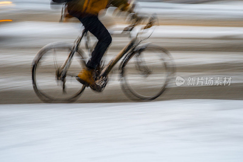 在雪地里骑自行车