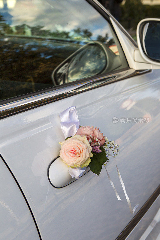复古婚礼车装饰鲜花